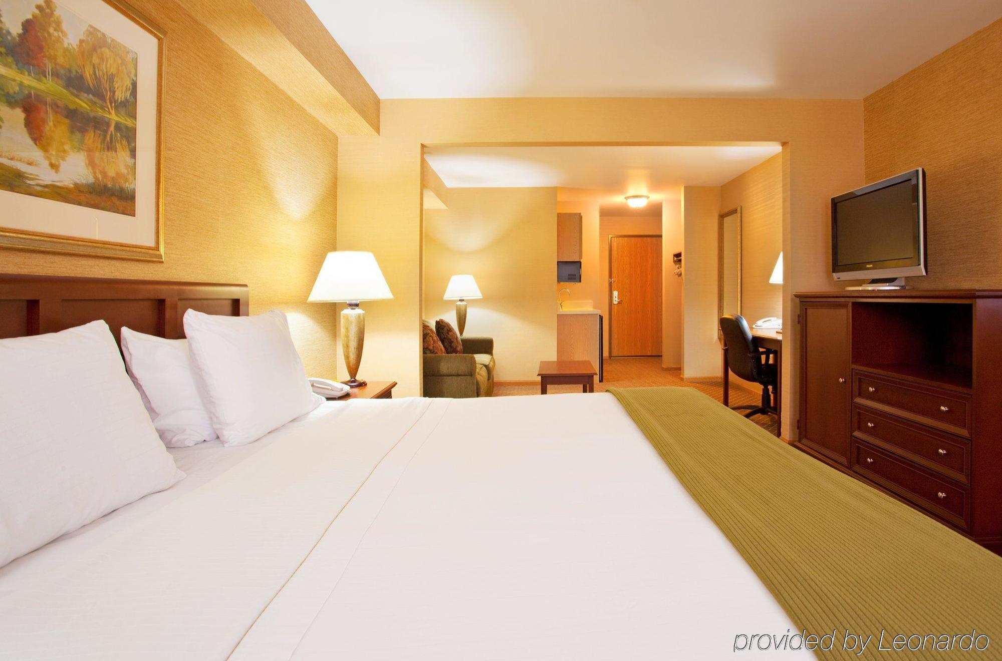 Holiday Inn Express & Suites Iron Mountain, An Ihg Hotel Стая снимка