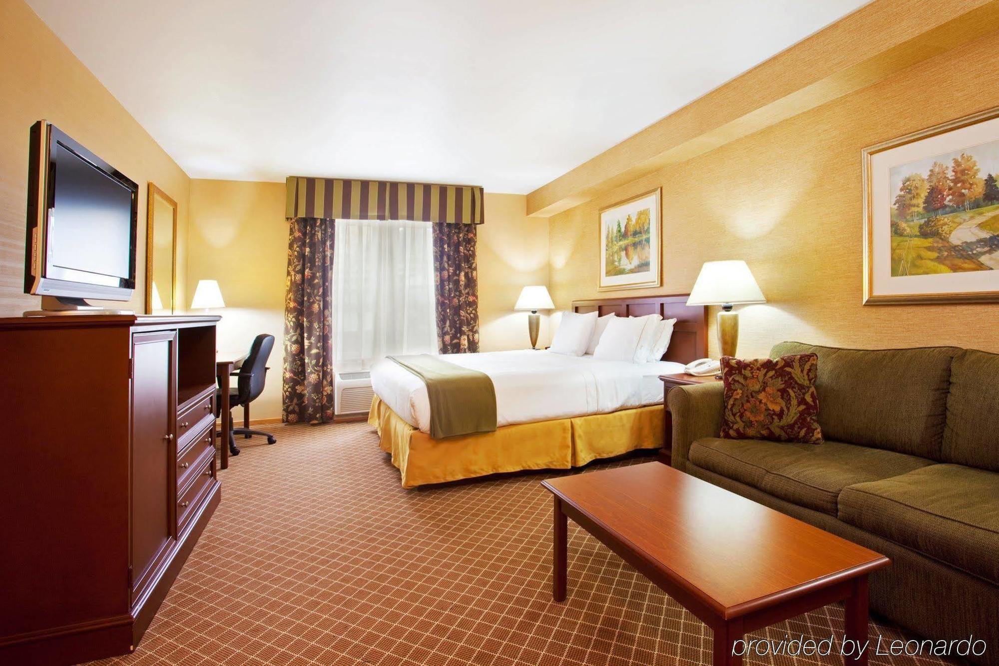 Holiday Inn Express & Suites Iron Mountain, An Ihg Hotel Стая снимка